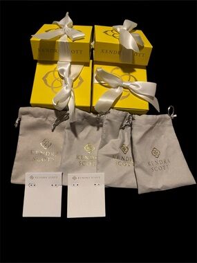 4 Kendra Scott Cream Jewelry Pouches with White Display Cards